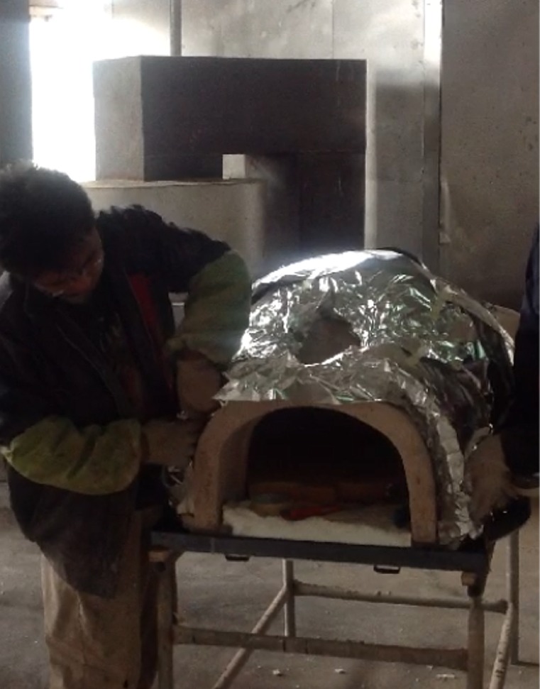 Het isoleren van de Amalfi Pizzaoven met aluminiumfolie